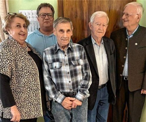 Bei den Ehrungen: (von links) Karin Freiheit, Christian Otto, Karl Kilger, Richard Lechner und Dr. Werner Keitz. Foto Breitner