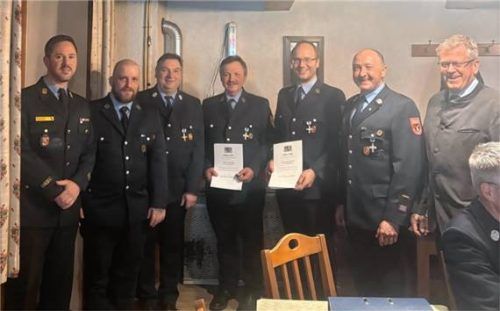 Bei den Ehrungen: (von links) Kreisbrandmeister Christian Schmidt, Tobias Weiß, Sebastian Ehberger, Anton Rieder, Josef Zehetmaier, Josef Merk und Bürgermeister Georg Weigl. Foto re