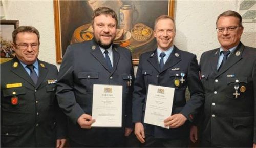 Bei den Ehrungen: (von links) Kreisbrandmeister Michael Mayer mit Michael Leb und Josef Antl sowie Kommandant Michael Fichter. Foto Reinthaler