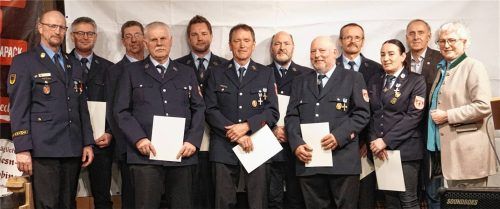 Bei den Ehrungen: (von links) Kreisbrandrat Harald Lechertshuber mit Johann Stettner, Stefan Auer, Franz Xaver Straßer, Kommandant Marco Stubenrauch, Martin Untergehrer, Ludwig Unterhaslberger, Johann Stettner, Gerhard Untergehrer, Manuela Sax, Bürgermeister Franz Ehgartner und stellvertretender Landrätin Ilse Preisinger-Sontag. Foto Sutherland
