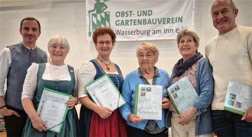 Bei den Ehrungen: (von links) Vereinsvorsitzender Stephan Hammermüller gratulierte Ingrid Posch, Marlene Häuslmann, Maria Poeverlein, Maria Bauer und Johann Gebert. Foto Rieger
