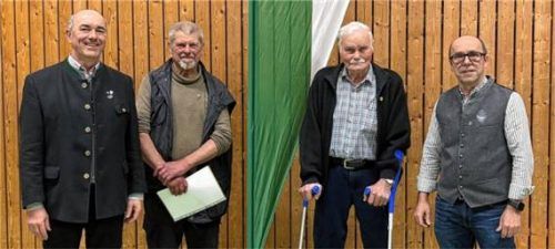 Bei den Ehrungen: (von links) Vorsitzender Siegfried Franke mit Klaus und Georg Stürzer sowie Zweitem Vorsitzenden Martin Lurz. Foto Bartl