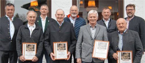 Bei den Ehrungen: (von links) Vorsitzender Hans Schartner, Georg Hundhammer, Georg Plank, Georg Estner, Helmut Lackner, Siegfried Hundhammer, Sebastian Schartner, Christian Glas und Bürgermeister Christoph Kraus.Foto  re