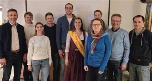 Bei den Wahlen wurde die bisherige Vorstandschaft im Amt bestätigt: Bürgermeister Thomas Weber (links) mit (hinten von links) Beisitzerin Mandy Uschold, Kassenprüfer Thaddäus Berger, Vorsitzendem Christian Müller und Schriftführerin Barbara Müller sowie (vorne von links) Zweiter Vorsitzender Christine Schimpflingseder, Honigkönigin Elena I., Beisitzerin Barbara Hausberger, Kassier Dr. Christian Freundl und Kassenprüfer Sebastian Schubert. Foto re