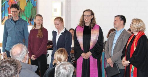Bei der Amtseinführung: (von links) Christian Kauhaus, Lea Buchinger, Lilli Kirchhoff, Pfarrerin Johanna Rosin, Ehemann Maximilian Rosin und Pfarrerin Steffi Wist. Foto Kissel