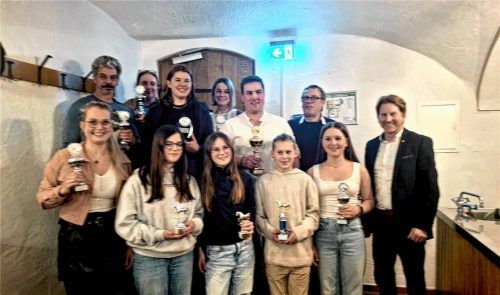 Bei der Championats-Ehrung der erfolgreichen Trabrennfahrer mit Bürgermeister Josef Grundner (rechts) und dem Vorsitzenden der Rennleitung, Hermann Wimmer (Dritter von rechts). Foto Stettner