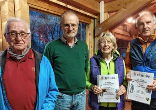 Bei der Ehrung langjähriger treuer Mitglieder: (von links) Helmut Allgeier (25 Jahre), Florian Wallner sowie Roswitha und Peter Nerbl (35 Jahre). Foto re