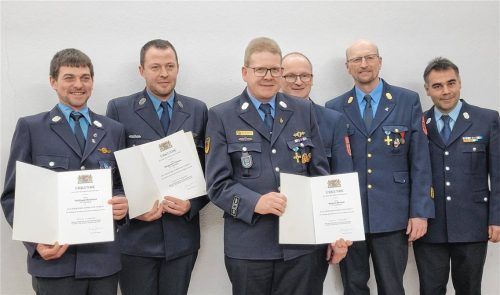 Bei der Ehrung: (von links) Bernhard Höpfinger, Thomas Bergmann, Michael Matschi, KBI Werner Hummel, KBR Harald Lechertshuber und Neu-KBR Julian Liebermann.Foto  Sax