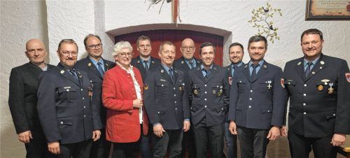 Bei der Ehrung: (von links) Bürgermeister Alfons Mittermaier, Kommandant Rainer Fortenbacher, Kreisbrandinspektor Bernd Michel, stellvertretende Landrätin Ilse Preisinger-Sontag, Manfred Bichlmaier, Georg Bichler, Vorstand Herbert Otterstein, Christoph Drexler, Sebastian Löw, Franz Galneder und Zweiter Kommandant Georg Gottinger. Foto reichl