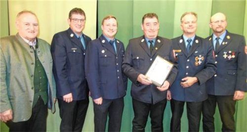 Bei der Ehrung: (von links) Bürgermeister Alfred Lantenhammer, Vorsitzender Bernhard Meier, Kommandant Marc Mucha, Ehrenkommandant Lorenz Bauer, Kreisbrandmeister Martin Hollnburger und Kreisbrandrat Harald Lechertshuber. Foto  Angermeier