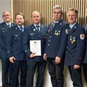 Ehrenkreuze und Ehrennadeln überreicht