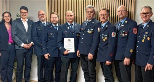 Bei der Ehrung: (von links) Bürgermeisterin Antonia Hansmeier, Landrat Max Heimerl, Bernhard Neumeier, Bernhard Aigner, Matthias Steffl, Rupert Aigner-Anzenberger, Georg Hartmetz, Kreisbrandrat Harald Lechertshuber und Vorsitzender Johannes Wastl. Foto re