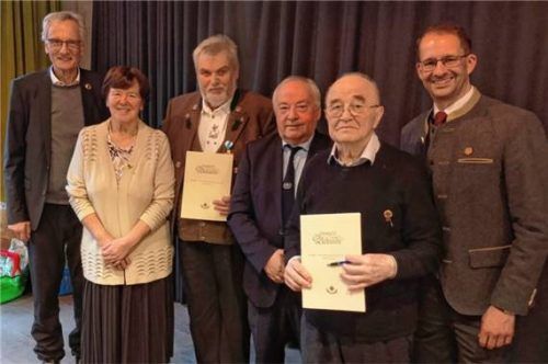 Bei der Ehrung: (von links) Pfarrer Andreas Zach, Inge Scheffler, Peter Dagg, Rudolf Hötzel, Sebastian Höhensteiger und OB Andreas März.