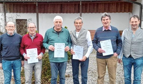 Bei der Ernennung der Ehrenmitglieder: (von links) stellvertretender Vorsitzender Thomas Neuhofer, die neuen Ehrenmitglieder Sebastian Gillhuber, Georg Huber, Siegfried Schick und Rupert Bachleitner sowie der Vorsitzende Martin Gruber. Foto Stettner