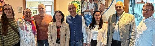 Bei der Eröffnung: Bürgermeister Josef Eisner (Zweiter von rechts) und Bezirksrätin Claudia Hausberger (Vierte von links) mit Vertretern des Adalbert Stifter SeniorenWohnen und deren Tagespflege in Mettenheim.Foto re