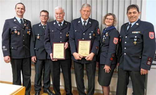 Bei der Feuerwehr Feldkirchen-Westerham wurde Martin Faltlhauser (Dritter von links) zum Ehren-Kommandanten und Josef Binder (Dritter von rechts) zum Ehren-Vorstand ernannt. Zu den Gratulanten gehörten (von links) Franz Faltlhauser und Sven Gericke sowie Angela Ackermann-Dietl und Franz Weber.