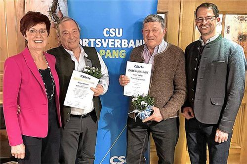 Bei der Jahresversammlung des CSU-Ortsverbands Pang ehrten Ulrike Plankl, Vorsitzende des Ortsverbands, und Oberbürgermeister Andreas März (rechts) die Mitglieder Klaus Storch (Zweiter von links) und Josef Heller (Dritter von links) für ihre langjährige Mitgliedschaft im Ortsverband. Foto Knarr