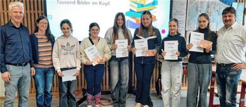 Bei der Siegerehrung: Bürgermeister Thomas Schmidinger, Stefanie Harner, Emilia Beck, Franziska Lerner, Enya Zechner, Isabella Baumann, Paula Zimmer, Lea Simon und Rektor Wolfgang Hutzler. Foto re
