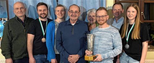 Bei der Siegerehrung: (von links) Bürgermeister und Schirmherr Alfons Mittermaier, Sebastian Löw (dritter Platz), Petra Kohl, Georg Kohl, Monika Salfer, Florian Kohl (Team „Kosa“), Vereinsvorsitzender Hans Haider und Miriam Haider (zweiter Platz). Foto Jasmin Reichl