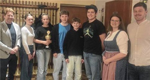Bei der Siegerehrung: (von links) Bürgermeister Josef Grundner, der Siegerverein mit Lena Duschl, Carla Hargasser, Thomas Zimmermann, Sebastian Gantenhammer, Jugendleiter Quirin Hollnburger, Pokalstifterin Otti Gantenhammer und der Schützenmeister der Altschützen Salmanskirchen, Manuel Stoiber. Foto stettner