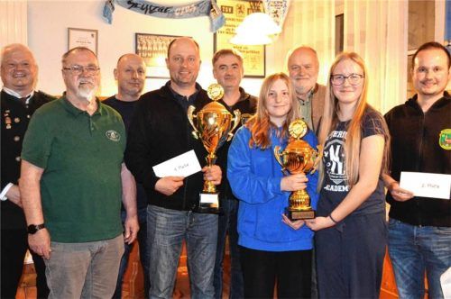 Bei der Siegerehrung: (von links) Gauschützenmeister Erich Jungwirth, Schützenmeister Paul Baumgärtner, Gerhard Neuhofer, Richard Eglsoer, Sebastian Mayer-Kusterer, Sophia Pabst, Bürgermeister Thomas Einwang, Hanna Sophie Meier und Max Eglsoer. Foto Rampl