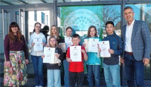 Bei der Siegerehrung: (von links, hinten) Betreuungslehrerin Stefanie Frisch, Isabell Velezdi, Lina Sachs, Emelie Matzinger, Mark Gerhardt, Jakub Gunawan und Schulleiter Markus Höß sowie (von links, vorne) Sophia Matzinger und Anton Hoffmann. Foto  Rath