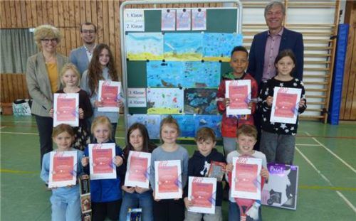 Bei der Siegerehrung: (von links) Rektorin Brigitte Hauptfleisch mit den Kindern und von der Raiffeisenbank Dennis Simmet und Geschäftsstellenleiter Werner Brandl.Foto Meling