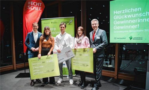 Bei der Siegerehrung: (von links) Rosenheims Oberbürgermeister Andreas März, Sophia Clemente, Dustin Maurer, Stefanie Schubert und Landrat Otto Lederer.Foto re