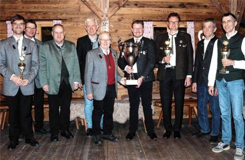 Bei der Siegerehrung: (von links) Schützenmeister Georg Berndl (Johannesschützen Aspertsham), Stellvertreter Reinhard Winterer, Schönbergs Bürgermeister Alfred Lantenhammer, Zangbergs Bürgermeister Georg Auer, Pokalstifter Franz Hanika, Schützenmeister Julian Schick (Bayerntreu Zangberg), Schützenmeister Gerhard Obermaier (Eichenlaub Lohkirchen), Lohkirchens Bürgermeister Siegfried Schick und Schützenmeister Roland Sondermaier (Almenrausch Oberbergkirchen). Foto maier