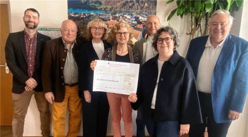 Bei der Spendenübergabe: (von links) Dr. Tassilo Singer und Dr. Theo Danzl vom Rotary-Club Wasserburg, Kinderschutzbund-Vorsitzende Irmgard Bauer, Geschäftsführerin Magdalena Restle, Peter Schwertberger, Rotary-Club-Präsidentin Maria Schechtl, Nikolaus Wagenstetter von Rotary. Foto re