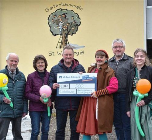 Bei der Spendenübergabe vor der Apfelsaftpresse: (von links) Dritter Vorsitzender Günter Schmalzl, Kassierin Annemarie Schleinkofer, Vorsitzender Rudi Brand, Clownin Mia Rohrbach, Zweiter Vorsitzender Johannes Ober und Apfelkönigin Christina Rachl. Foto Weingartner