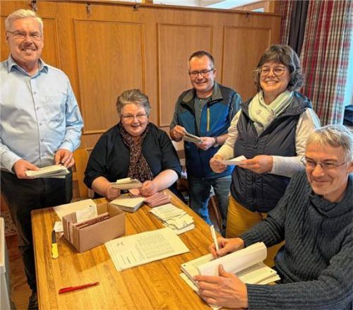 Bei der Stimmenauszählung im Paulusheim halfen (von links) Bernhard Dietrich, Michaela Sixt, Sepp und Birgit Baumann sowie Sven Nitsch mit. Foto Kotter