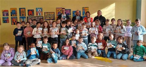 Bei der Übergabe der Bücher: (von links hinten) RC-Präsident Klaus-Dieter Josel, RC-Jugenddienstbeauftragter Josef Stellner, 4L-Projektlehrerin Michaela Holzapfel und Rektor Manfred Duschl mit Schülern der Grundschule Mühldorf. Foto re