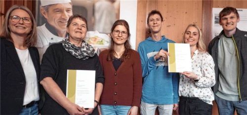 Bei der Übergabe der Urkunden: (von links) Silvia Hilger (Amt für Ernährung, Landwirtschaft und Forsten Ebersberg-Erding, Leitung Gemeinschaftsverpflegung), Ulrike Jais (stellvertretende Küchenleitung im Betreuungszentrum Wasserburg), Dorothea Kitzeder (AELF Ebersberg-Erding, Coach), Christoph Imseder (Heilerziehungspfleger) und Julia Brandhuber (Fachdienst für Hauswirtschaft) von den Augustinum Wohnstätten sowie Simon Bitzer (AELF Ebersberg-Erding, Coach). Foto re