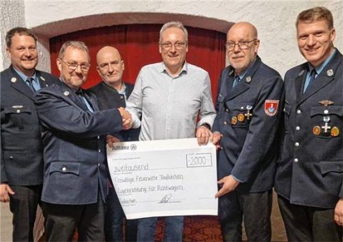 Bei der Übergabe des Spendenschecks: (von links) Georg Gottinger, Rainer Fortenbecher, Alfons Mittermaier, Christian Scheitzeneder, Herbert Otterstein und Florian Prinz. Foto  re