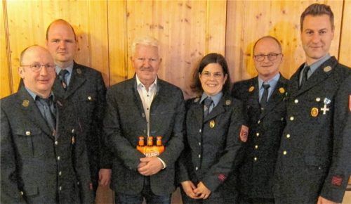 Bei der Verabschiedung des scheidenden Bürgermeisters Erwin Baumgartner (Dritter von links): Kommandant Stefan Ritthaler, Vorsitzender Georg Westenthanner, stellvertretende Vorsitzende Martina Westenthanner, Kreisbrandinspektor Werner Hummel und Zweiter Kommandant Martin Bauer. Foto Mann