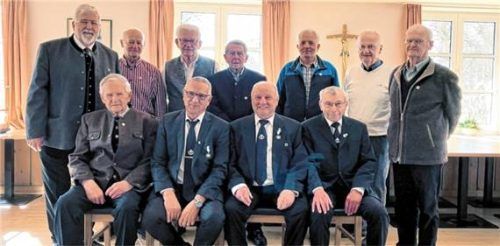 Bei der Vergabe der Ehrenzeichen in Gold für über 50-jährige treue Mitgliedschaft: (stehend, von links) Landtagsabgeordneter Wast Friesinger, Martin Maurer, Helmut Pfleger, Hans Nistler, Martin Wagner, Sepp Blinninger und Rudolf Linner sowie (sitzend, von links) Korbinian Löw, Toni Eberl, Franz X. Glas und Franz X. Huber.Foto  re