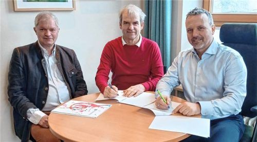 Bei der Vertragsunterzeichnung in der Musikschule: Bürgermeister Max Singer (rechts), der Leiter der Musikschule Rosenheim Gottfried Hartl (links) und der geschäftsführende Vorsitzende Peter Rutz (Mitte). Foto Pertl