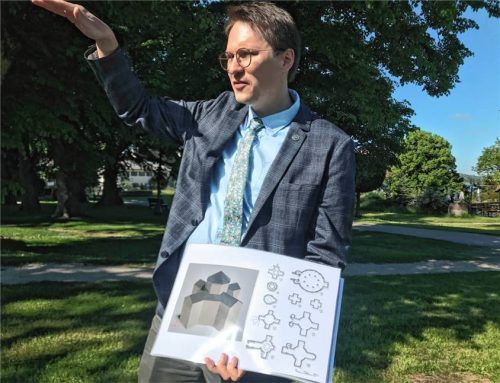 Bei einem Ortstermin erläuterte Dr. Marc Miltz, wie das „verschwundene“ Bauwerk aus dem elften Jahrhundert wohl ausgesehen haben könnte. Foto Dachs