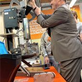 <p>Bei einem Rundgang durch das Forschungszentrum verschaffte sich Ministerpräsident Markus Söder einen Überblick über die Arbeit.</p>