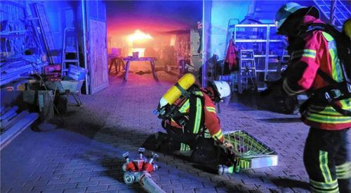 Bei einem Werkstattbrand in Hebertsham hatte die Feuerwehr Schönberg die Einsatzleitung. Foto Reinthaler