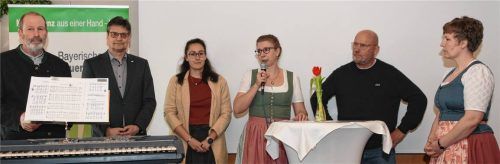 Bei einer Diskussion stellten BBV-Kreisobmann Ulrich Niederschweiberer (links) und die Stellvertretende BBV-Kreisbäuerin Kristina Keilhacker (rechts) Fragen an (von links) Landrat Max Heimerl, die stellvertretende Leiterin der Hauswirtschaftsschule Susanne Berger, BBV-Bezirksbäuerin Irmgard Posch und den Trauerredner Stephan Maria Alof. Fotos fund