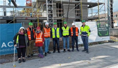 Bei einer „DreiHaus“-Baustelle in Heidelberg: Bürgermeister Michael Hetzl, Stadtbaumeisterin Birgit Weichselgartner und die Stadtbau-Geschäftsführer Sabine Wimmer und Bernhard Degenbeck mit Unternehmensvertretern. Foto re