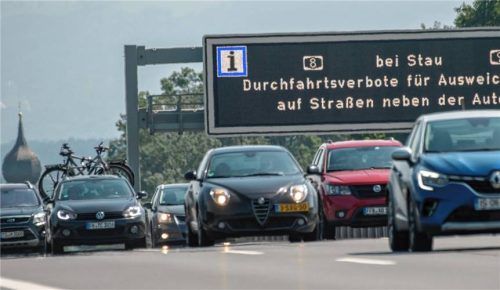 Bei Stau gelten an vielen Tagen Durchfahrtsverbote der Nebenstrecken von A8 und Inntalautobahn. Doch nicht alle halten sich an die Sperrungen. Die Anrainer-Kommunen bleiben entsprechend von endlosen Blechlawinen stark belastet. Foto dpa