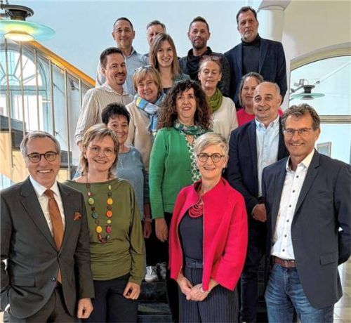 Beim Auftakt dabei: (jeweils von links, vorne) Christian Salberg (Sozialdezernent der Stadt Rosenheim), Heike Köcher (Leiterin Jobcenter), Birgit Gottwald (Vorsitzende Hagar Ministry), Leitender Kriminaldirektor Hans-Peter Butz; (zweite Reihe) Gabriele Brandl (Stadt Rosenheim), Christine Mayer (Gleichstellungsbeauftragte der Stadt Rosenheim), Klaus Grandl (Leiter Sozial-, Wohnungs- und Versicherungsamt); (dritte Reihe) Polizeihauptmeister Patrick Seidl, Sabine Rentz (Landratsamt Rosenheim), Polizeihauptkommissarin Cristina Renz, Kriminalhauptkommissarin Karin Wagner (Beauftragte der Polizei für Kriminalitätsopfer des Polizeipräsidiums Oberbayern Süd), Nadja Düvelmeyer (Frauenhaus); (vierte Reihe) Polizeidirektor Volker Klarner, Oliver Horner (Leiter Ordnungsamt Stadt Rosenheim), Michael Schönstein (Amt für Kinder, Jugendliche und Familien), Erster Kriminalhauptkommissar Felix Rappl.