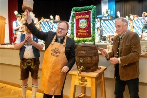 Beim Bieranstich: (von links) Stefan Hackenberg, Andreas Friedrich und Richard Hundhammer.