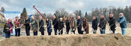 Beim ersten Spatenstich für ein 40-Millionen-Euro-Projekt – das „Max-Joseph Ü60-Wohnen am Park“: (von links) Pfarrer Herbert Aneder, Pfarrer Richard Graupner, Bernd Blum (VR-Bank), Bürgermeister Bernd Fessler, Landrat Otto Lederer, Theresa und Stefan Mayer (Heimat Bayern Wohnbau GmbH), Seniorenbeauftragter Emil Maier, Bauleiterin Andrea Potschacher (Guggenbichler & Wagenstaller), die Architekten Bettina Seeger und Matthias Ullmann, Zweite Bürgermeisterin Lilo Wallner, Siegfried Huber (Grossmann Bau GmbH), Michael Babl (Zacherl GmbH), Robert Gartner (Grossmann Bau) und Alois Gremmelspacher (M&M Gemeinschaftshaus). Foto Kathrin Gerlac