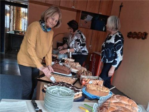 Beim Fastenessen gab es auch 18 Kuchen.Foto re