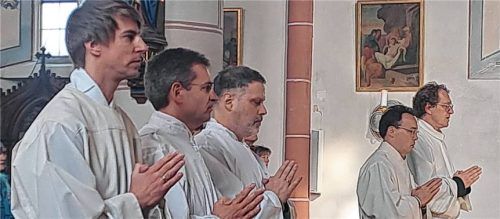 Beim feierlichen Pontifikalamt: (von links) Dr. Andreas Köbinger aus Albaching, Dr. Ulf Tipkemper aus München, Florian Gottsmann aus Höslwang, Lutz Müller aus München und Toni Stadelmann aus Traunreut. Foto Künzner-Hingerl