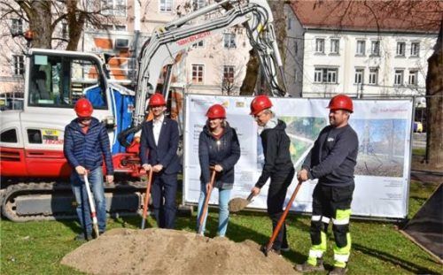 Beim Spatenstich: (von links) Landschaftsplaner Klaus Schurr, Oberbürgermeister Andreas März, Barbara Heerdt und Ralf Seeburger vom Umwelt- und Grünflächenamt sowie Martin Hofer von der Baufirma Hofer. Foto Schlecker